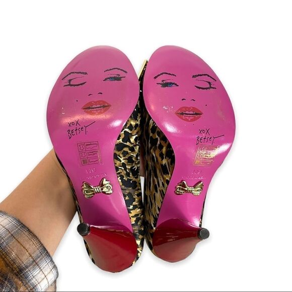 Betsey Johnson Leopard Print Lucky Horseshoe Rhinestone Detailed Pumps - Picture 9 of 9